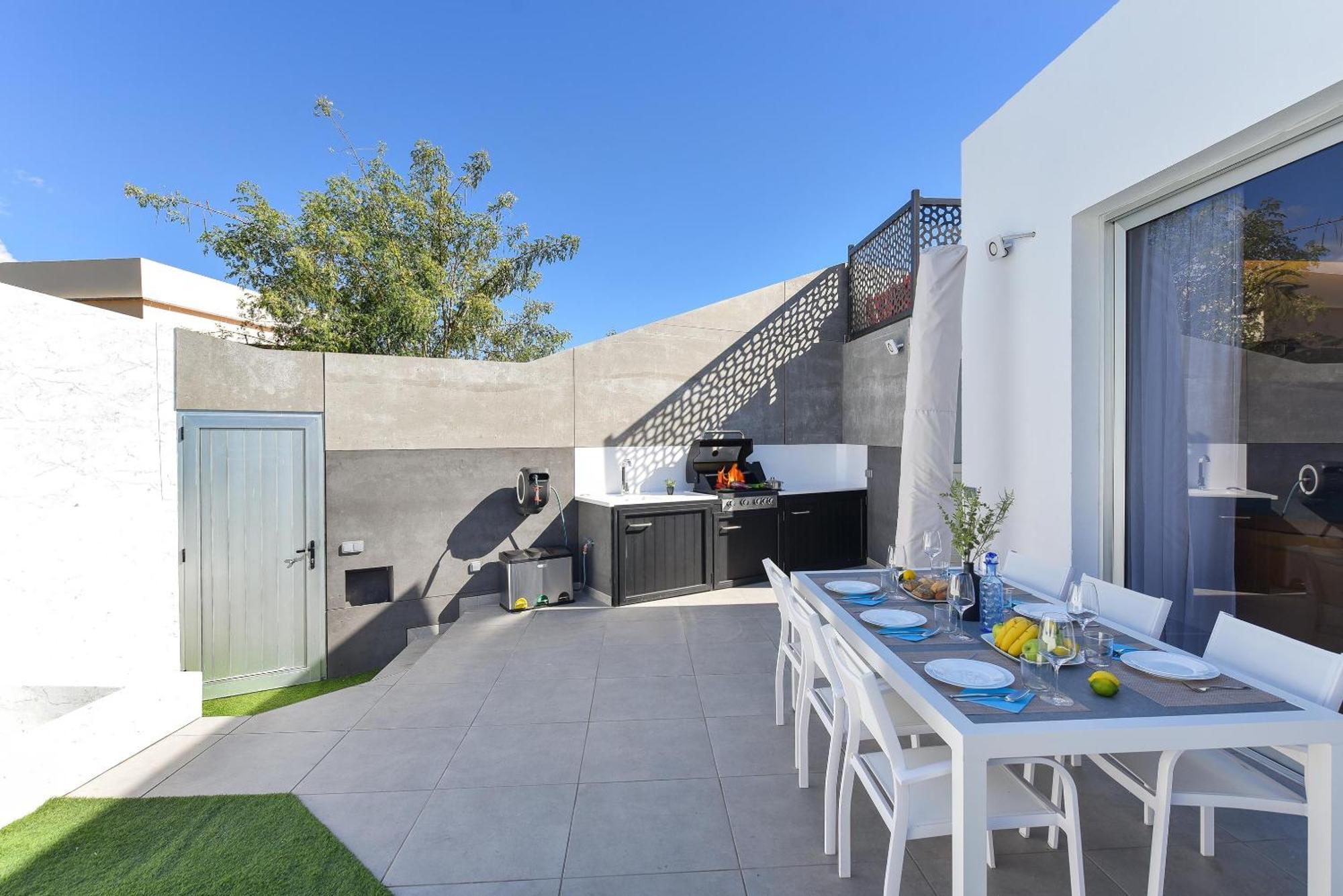 Villaer Salado Salobre, Gran Canaria Private Heated Pool Modern Luxury Tranquil Getaway Las Palmas de Gran Canaria